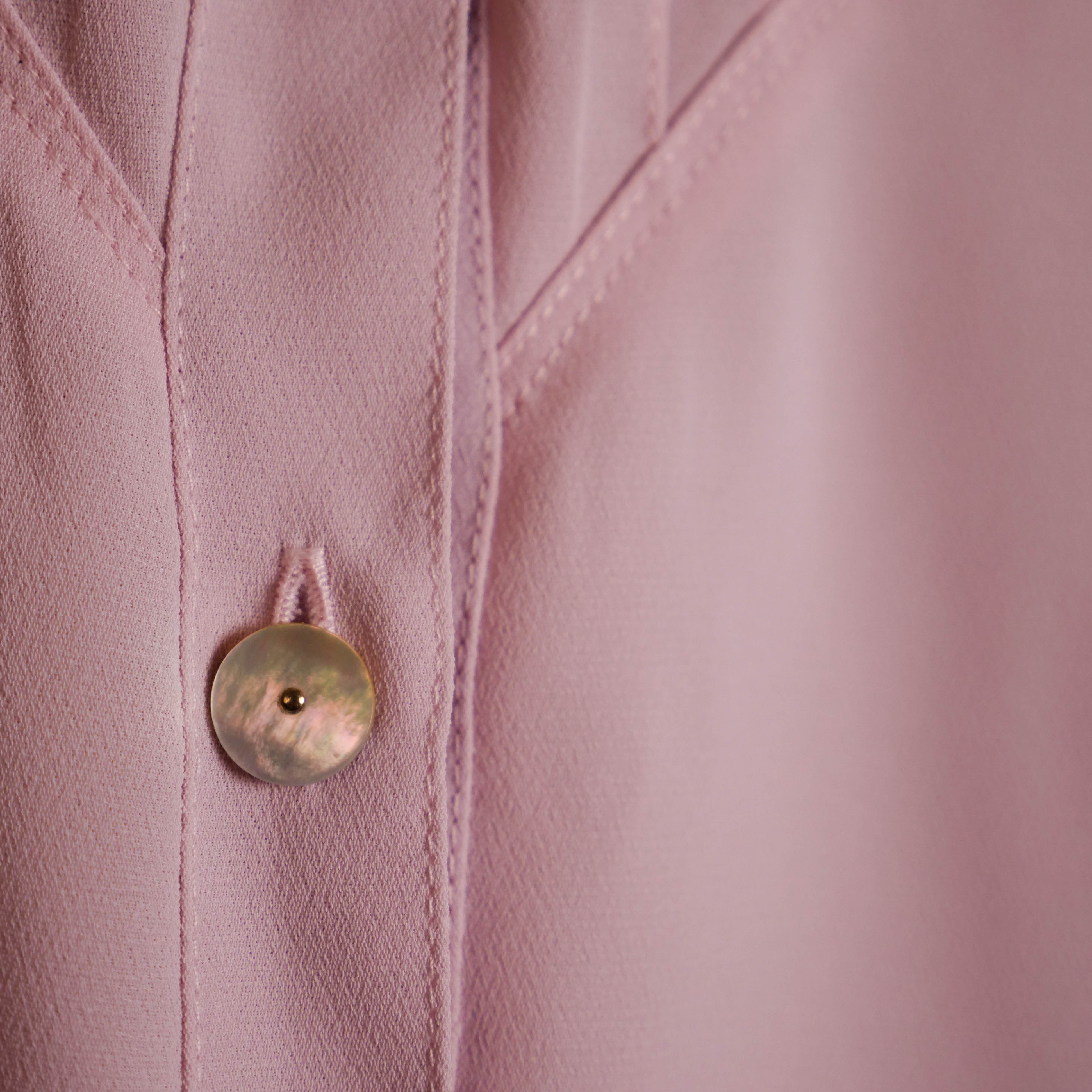 Chemisier rose pastel à boutons nacrés
