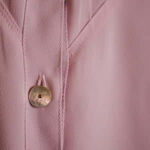 Chemisier rose pastel à boutons nacrés