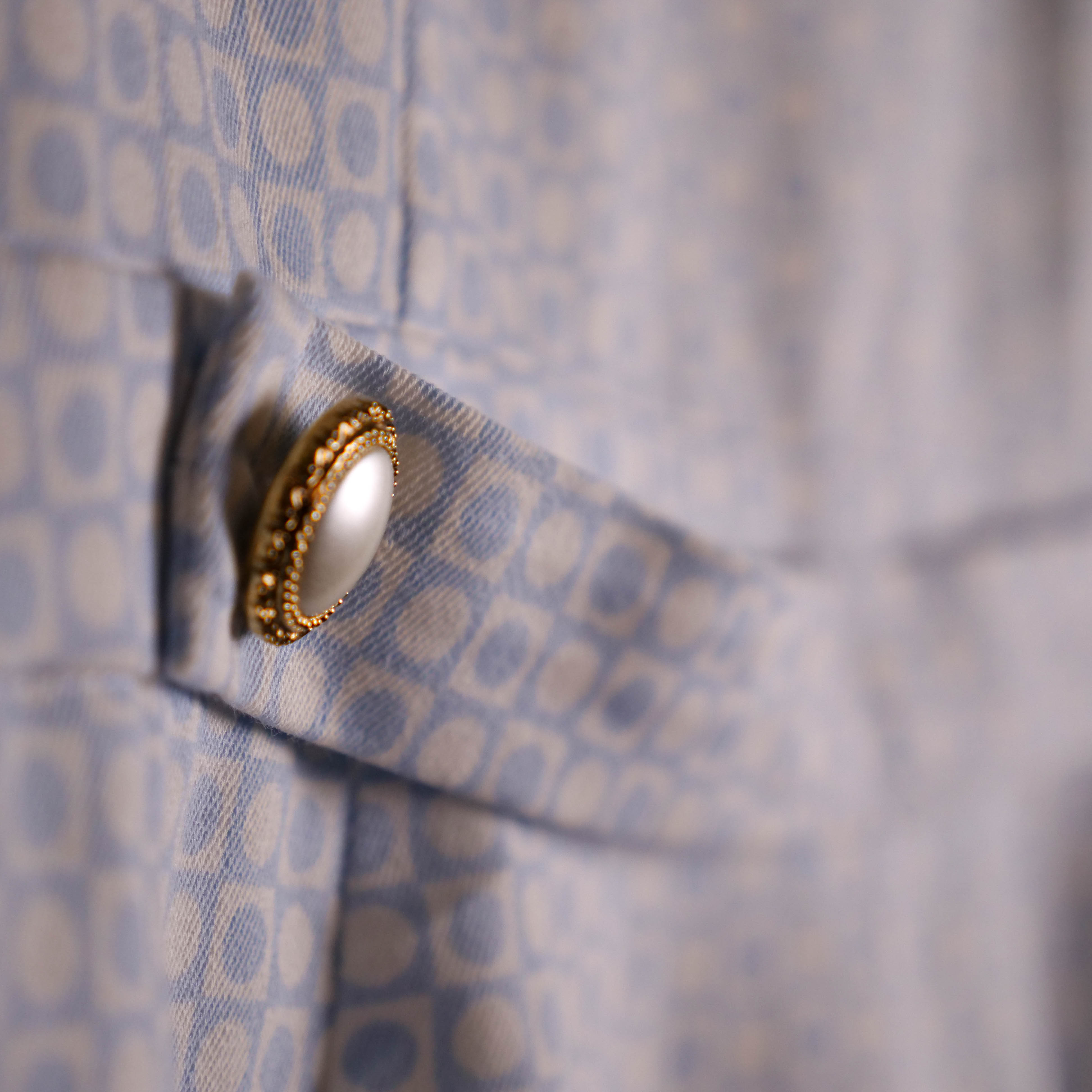 Magnifique robe vintage style avec boutons dorés et nacrés