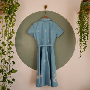 Robe bleue avec broderies