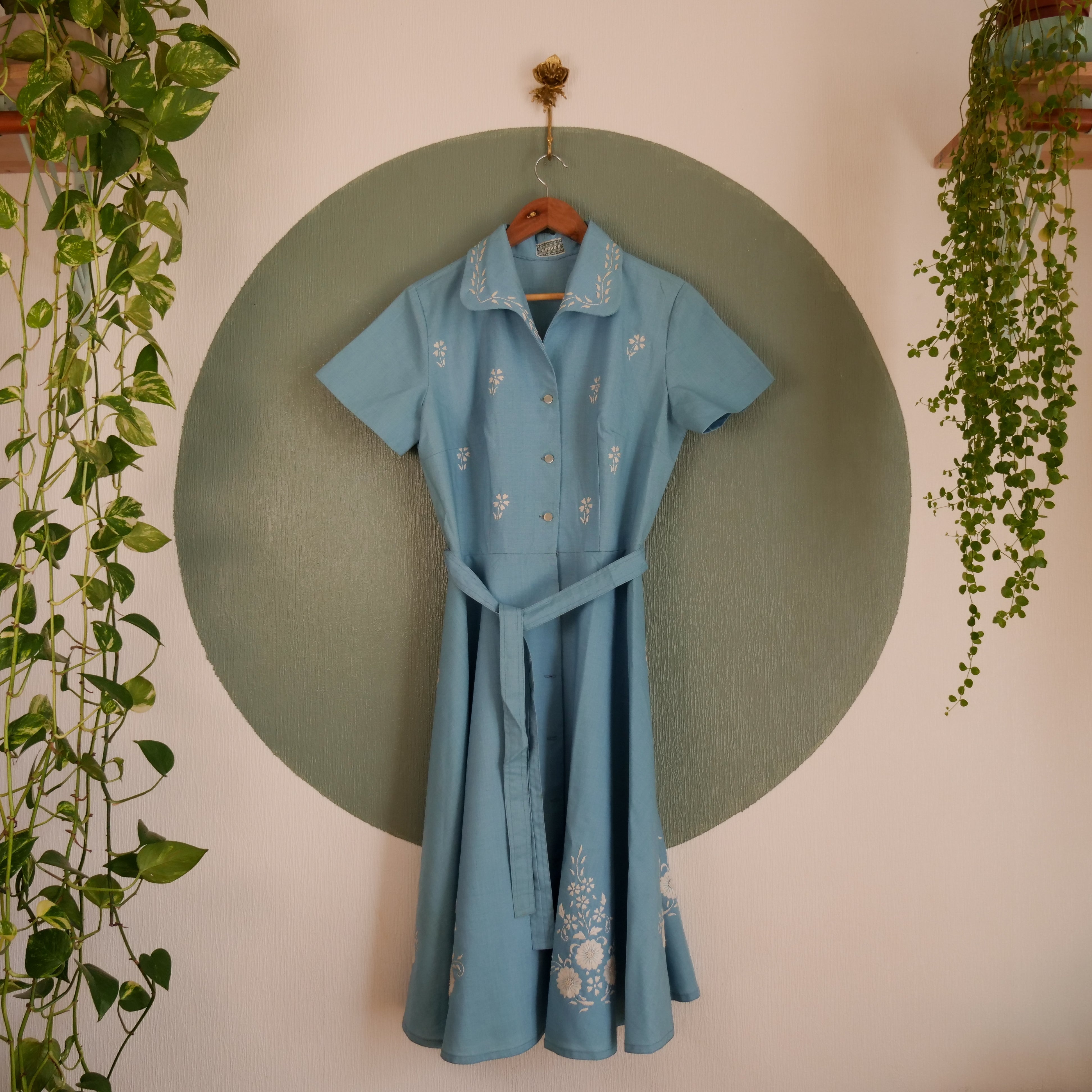 Robe bleue avec broderies