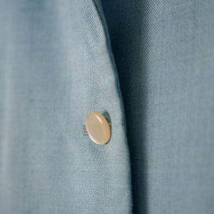 Robe bleue avec broderies