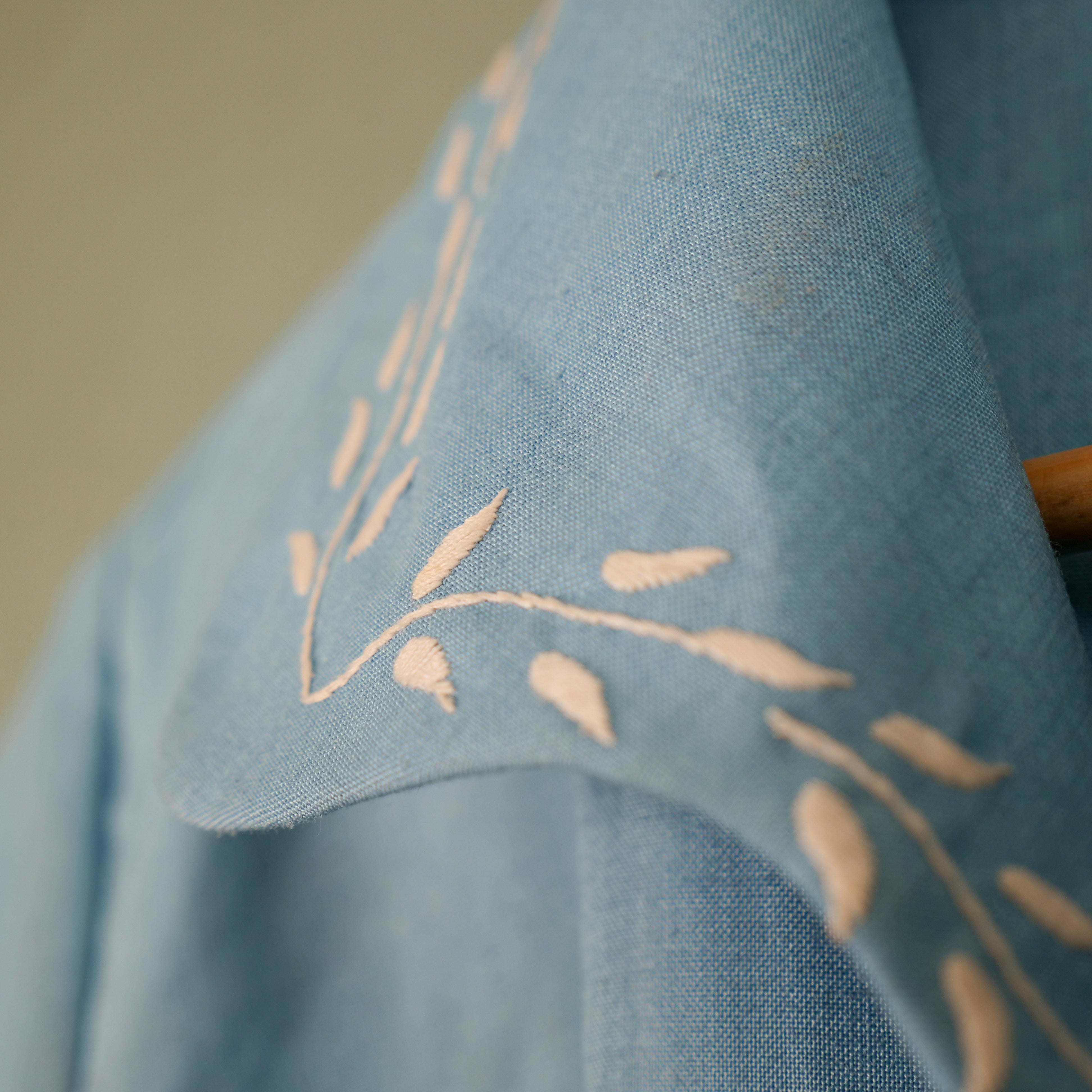 Robe bleue avec broderies